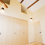 広々天井で開放感あふれるリビング