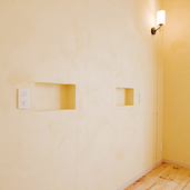 壁面の作り付け棚がアクセントに