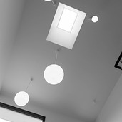 １階から吹き抜けの上の空を眺める