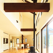 どっしりとした佇まいの黒い暖炉