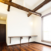 梁を活かした洋室