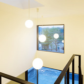 吹き抜け空間を彩る照明プラン