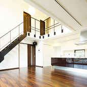 家族が集う広々リビング