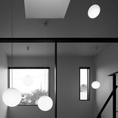 光の陰影が美しい照明