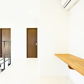 ２階に設置された木のベンチ