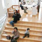 個性的な空間に人が集う。人が集うことでその空間は完成する