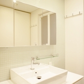 シャープな印象でシンプルモダンな洗面