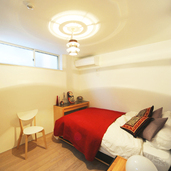 可愛くコーディネートされたゲストの寝室