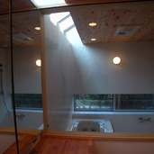 トップライトのある浴室