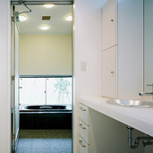 庭を眺める浴室