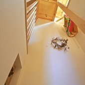 階段吹抜を見上げる