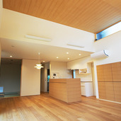 吹抜とハイサイドライトの開放的なリビング