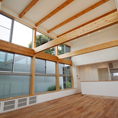 無垢材の梁が印象的なリビング