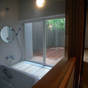 テラスにつながる浴室