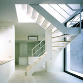 白を基調に室内を明るく演出