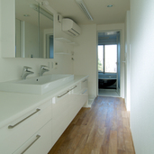 白を基調にした洗面脱衣室