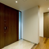 空間の余裕のある、重厚な玄関