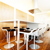 ダイニングテーブルと一繋がりのアイランドキッチン