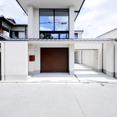 京都市の美観地区内に建つ、モダンな外観