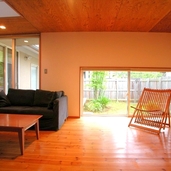 低い窓のリビング