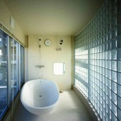 ガラスブロックを使用し、視線を遮り、優しい光を満たす浴室