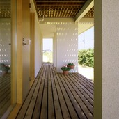 テラス兼玄関ポーチで、遊びのある空間に。