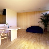 バルコニーから光りが届くリビング