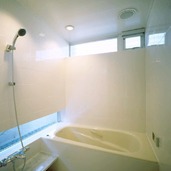 坪庭を観賞する窓のある浴室