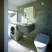 デッキに面する水廻りは、洗濯機を置いて物干しも楽々