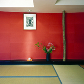 朱い壁は、この部屋のために漉いた和紙。昔から使っていた手あぶりと同じ色。