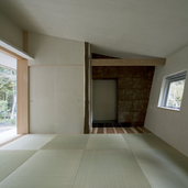 建物の外観を室内に反映した、空間に変化のある和室