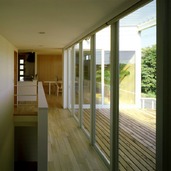 バルコニーを中心に部屋の配置し、間接的に自然光や景色を楽しむ