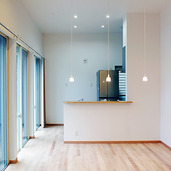 開放的なリビングキッチンの眺め