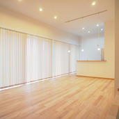 ブラインドが並ぶすっきりしたリビング