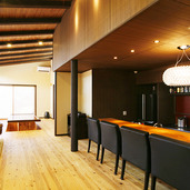 暖炉を据え付けたリビング