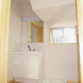 階段下の空間を利用した洗面室