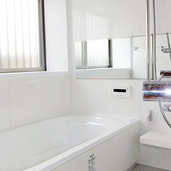 白を基調とした洗練された浴室