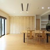 天井高のある開放的なリビング