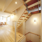 異素材が違和感なく使用されたリビング