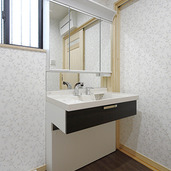 小花柄の壁紙が可愛らしい洗面室