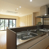 キッチンからリビングを眺める