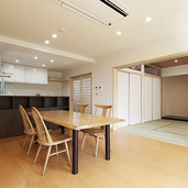 和室への扉を開放し広々空間のLDK