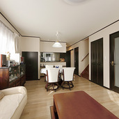 高級感のある色使いのリビング