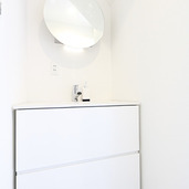 セパレートスタイルの洗面台は階段下を有効活用