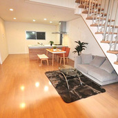 夕暮れ後のリビング