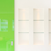 壁面に設置した3連ニッチのガラス棚