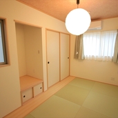 琉球畳風の和紙畳と大壁造りの壁にて、シンプルで明るい仏間