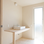 外と繋がる洗面スペース