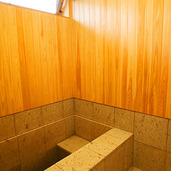 石と木をふんだんに使ったバスルーム