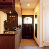 アンティークドアが印象的な玄関とインテリア